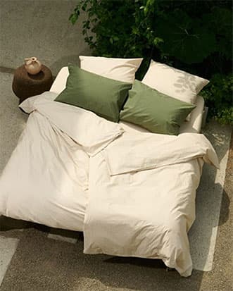 <p><span style="color:#ffffff"><strong>Bed Sets</strong></span></p>